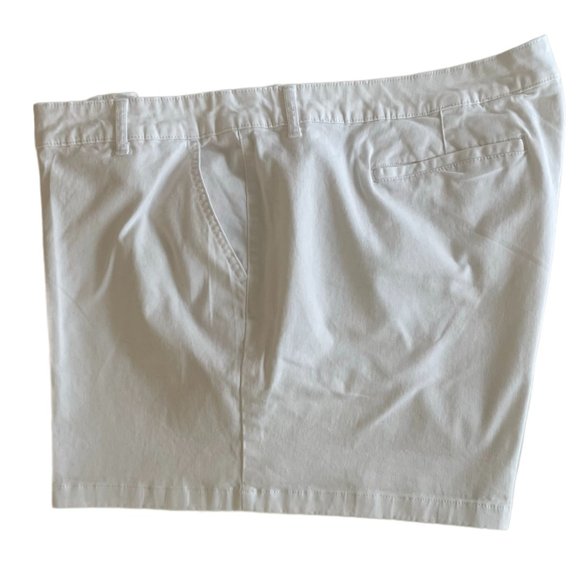 a.n.a. Women's Plus-Size 26 Mid Rise Chino Short 4.5" - WHITE - Picture 3 of 12